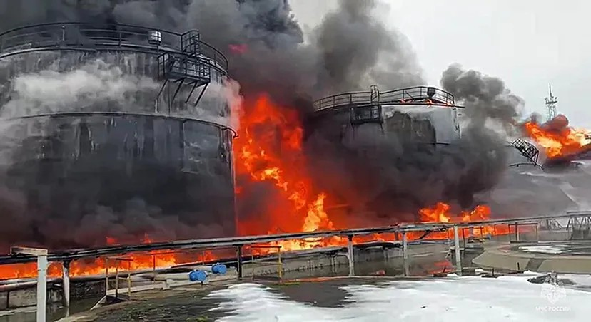 RUSIA: Extinguen incendio en refinería tras ataque de Ucrania