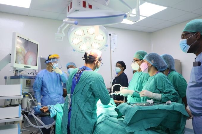 SNS registra récord histórico en cirugías con aumento de 34.3%