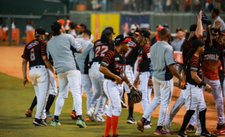 Toros vencen a las Aguilas y avanzan a la final beisbol de RD
