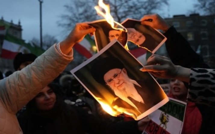 Trump cancela contacto con Irán, llama a seguir protestando