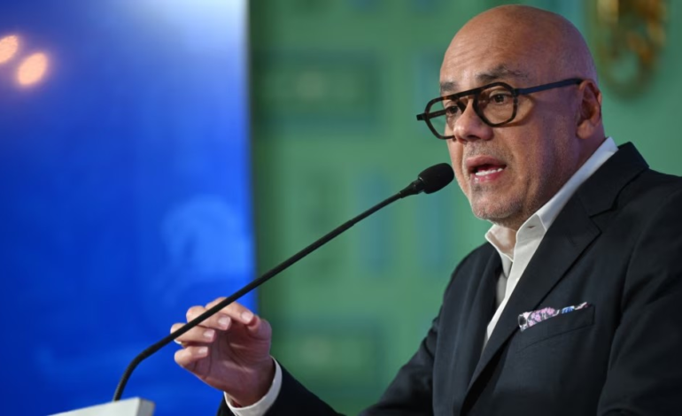 Venezuela dice excarcela a 400 personas y rechaza denuncias