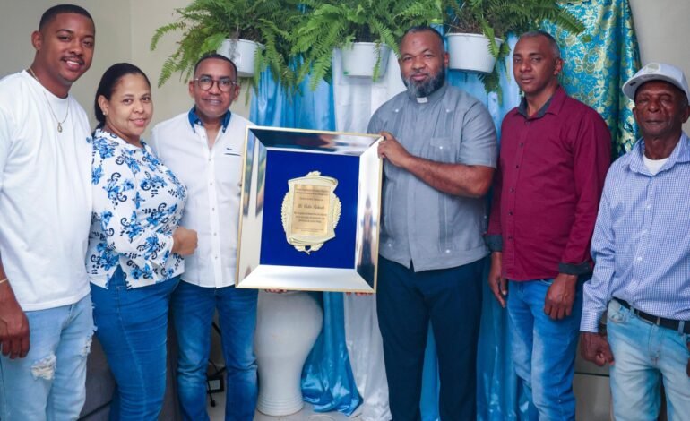 Víctor Pichardo eleva oración por la salud de Ramón Alburquerque en Peralvillo