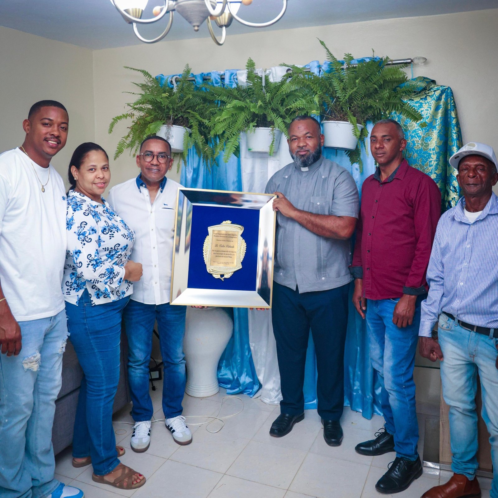 Víctor Pichardo eleva oración por la salud de Ramón Alburquerque en Peralvillo
