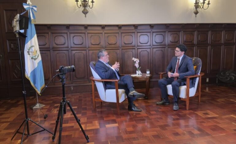 A los médicos cubanos “no los estamos sacando” de Guatemala, dice a France 24 el presidente Bernardo Arévalo