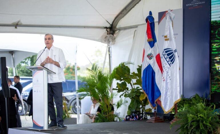 Abinader da inicio saneamiento ambiental vertedero Duquesa