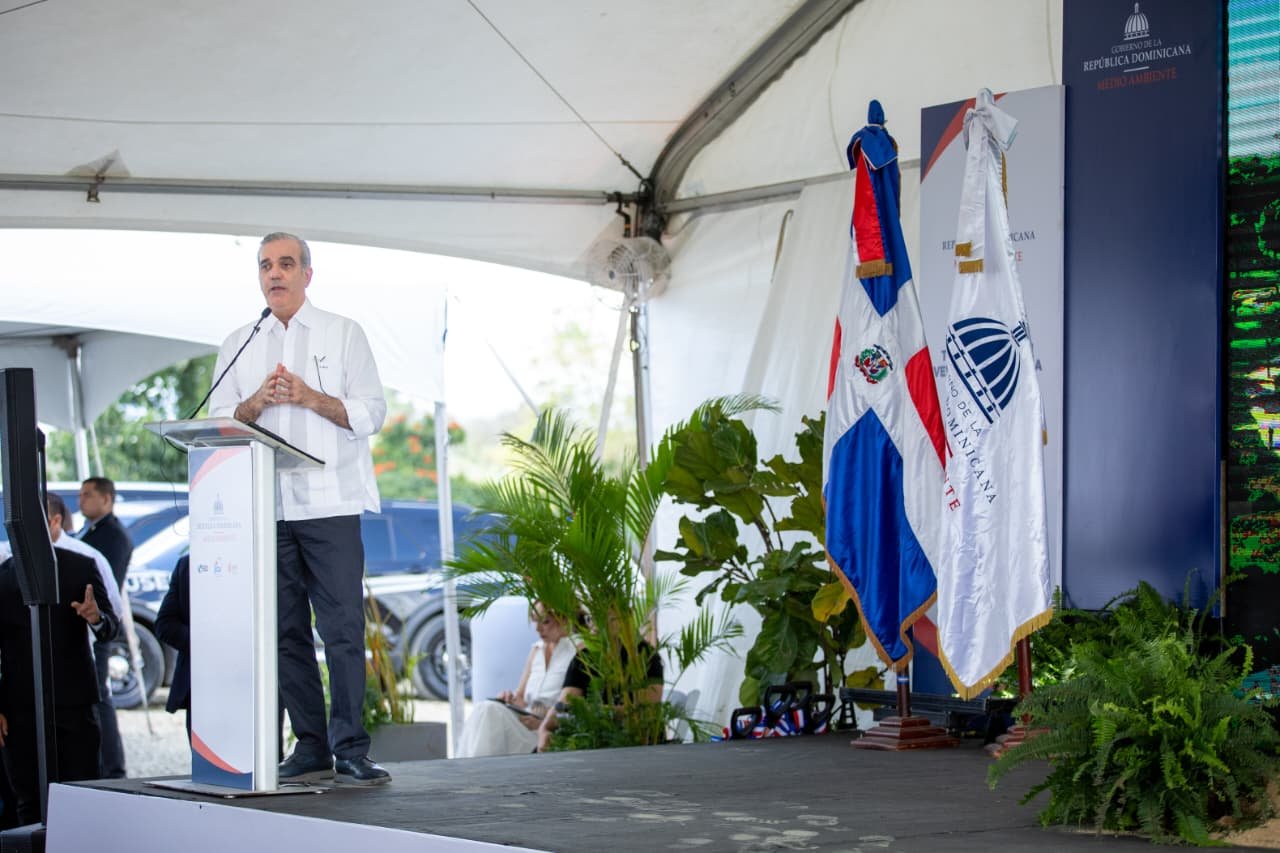 Abinader da inicio saneamiento ambiental vertedero Duquesa