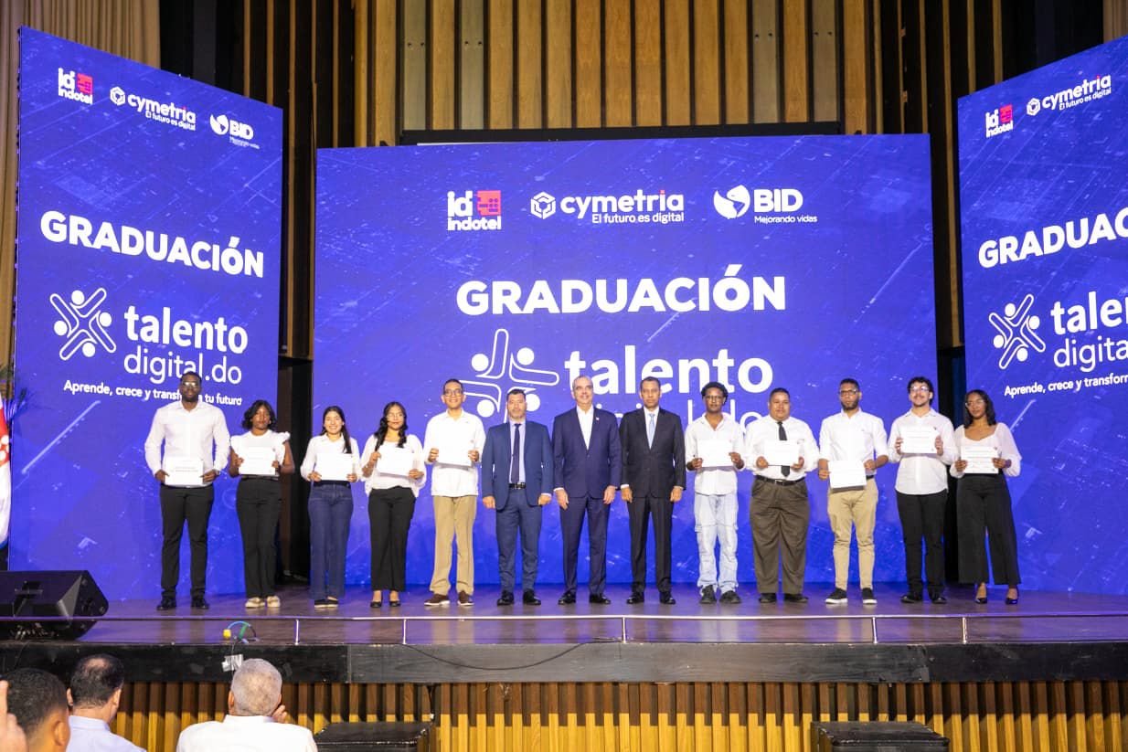 Abinader encabeza graduación 5,000 jóvenes Talento Digital