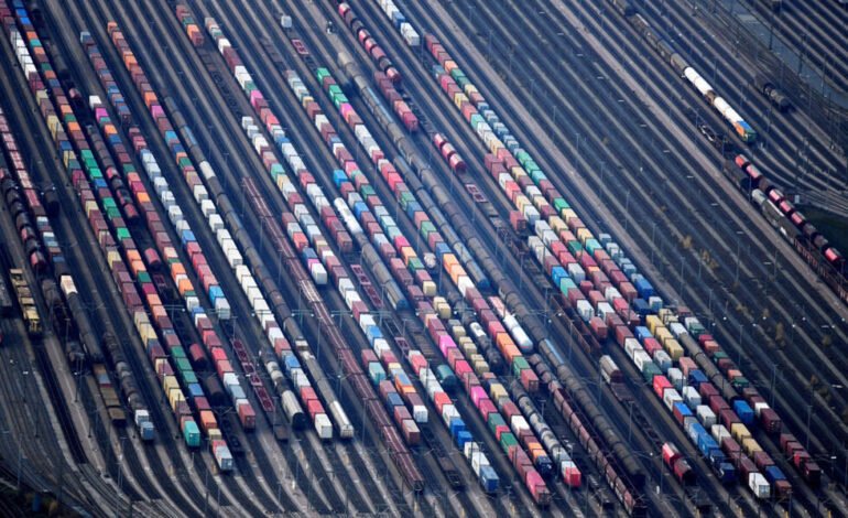 Aduanas de EE. UU. anuncia que dejará de cobrar aranceles el martes; Trump amenaza con volver a subirlos