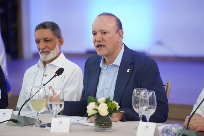 Alcalde Ulises Rodríguez respalda instalación de la Mesa de los Cinco Pilares y reafirma compromiso de Santiago con la educación