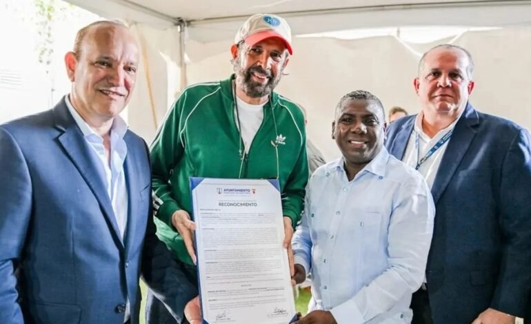 Alcaldía de Santiago honra al cantautor RD Juan Luis Guerra