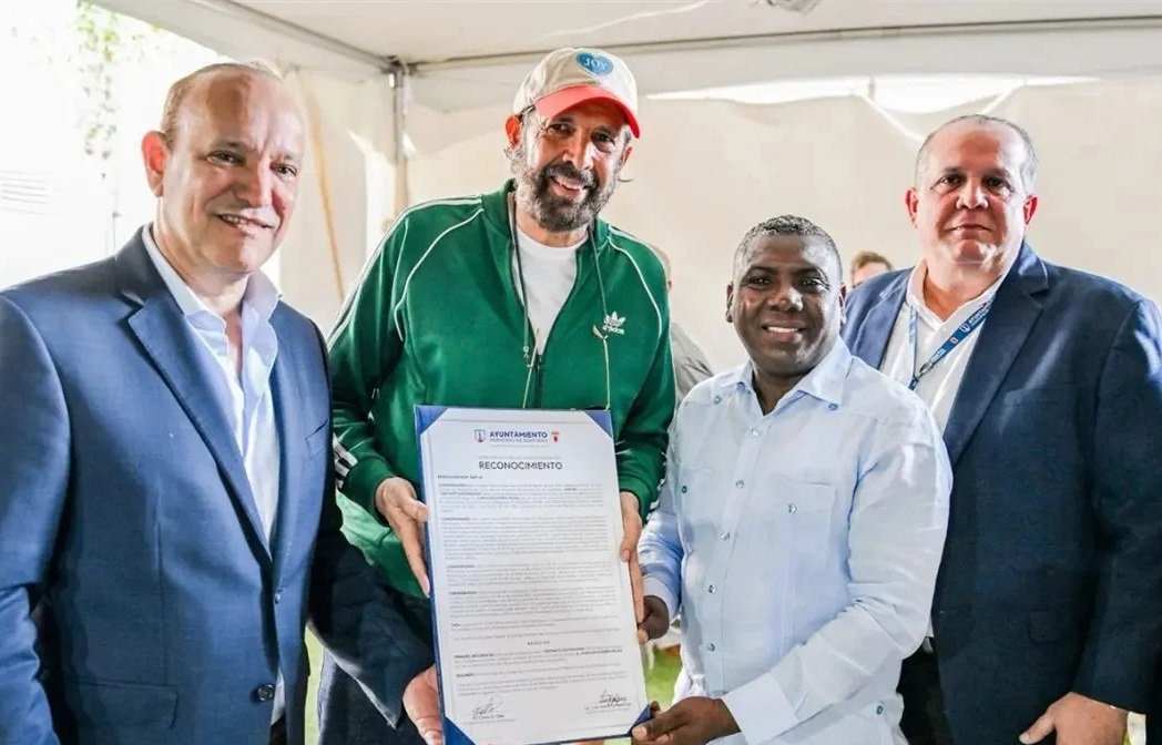 Alcaldía de Santiago honra al cantautor RD Juan Luis Guerra