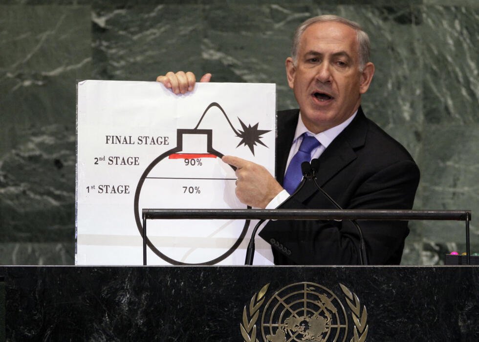 ARCHIVO - En esta foto de archivo del 27 de septiembre de 2012, el primer ministro israelí, Benjamin Netanyahu, muestra una ilustración mientras describe su preocupación por las ambiciones nucleares de Irán durante su discurso ante la 67ª sesión de la Asamblea General de las Naciones Unidas en la sede de la ONU.