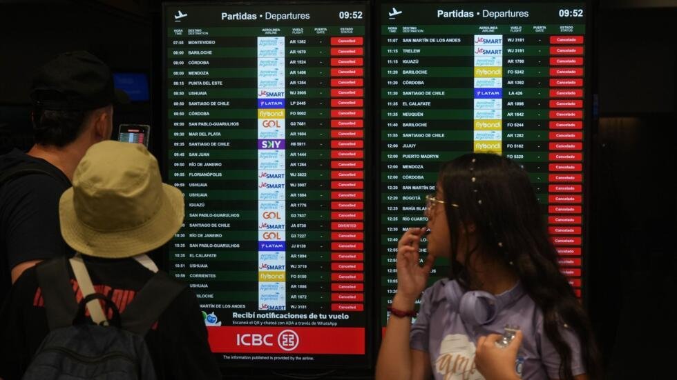 Viajeros observan un panel informativo con los vuelos cancelados durante una huelga sindical contra la reforma laboral propuesta por el presidente Javier Milei en Buenos Aires, Argentina, el 19 de febrero de 2026.