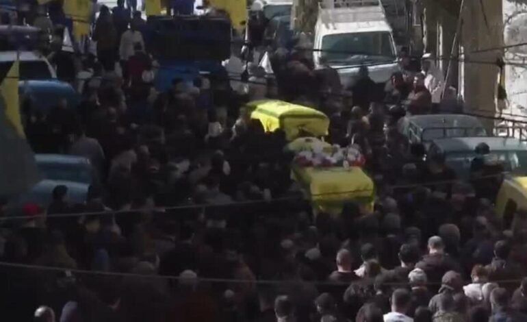 Ataques aéreos israelíes y tensión en Líbano: funeral masivo en Nabichit