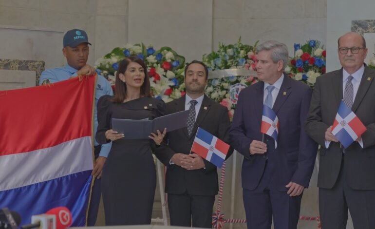 Banreservas deposita ofrenda floral en el Altar de la Patria por el 182 aniversario de la Independencia Nacional