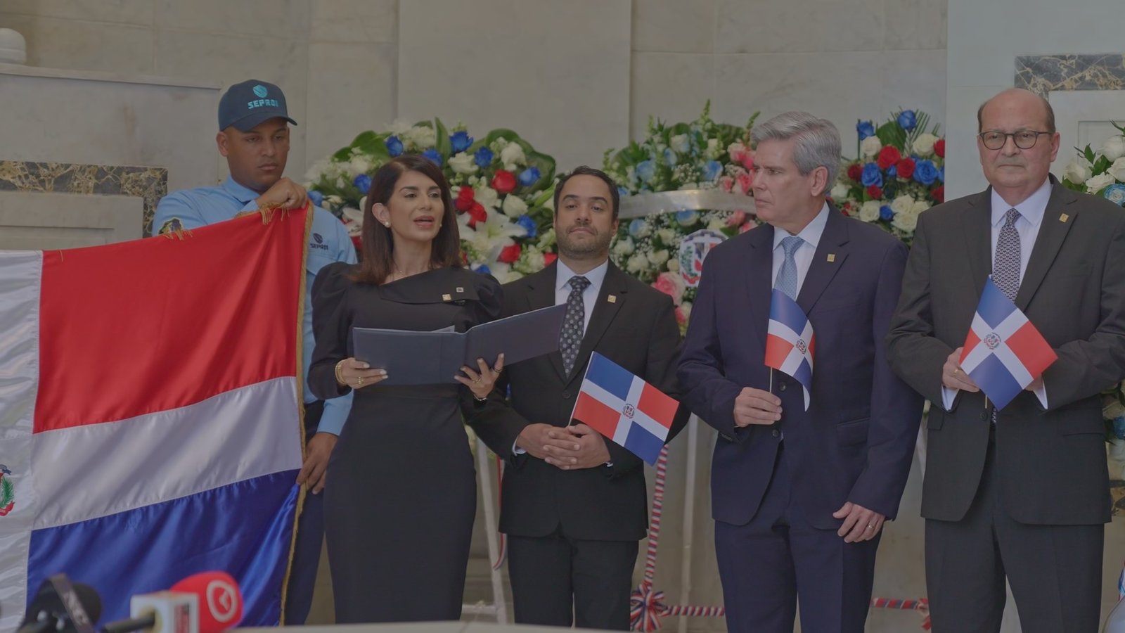 Banreservas deposita ofrenda floral en el Altar de la Patria por el 182 aniversario de la Independencia Nacional