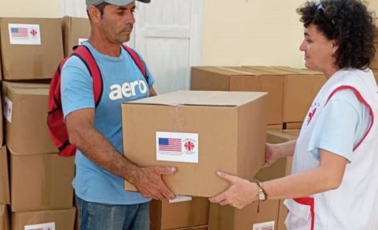 Barco con ayuda humanitaria de EEUU arriba a Santiago de Cuba