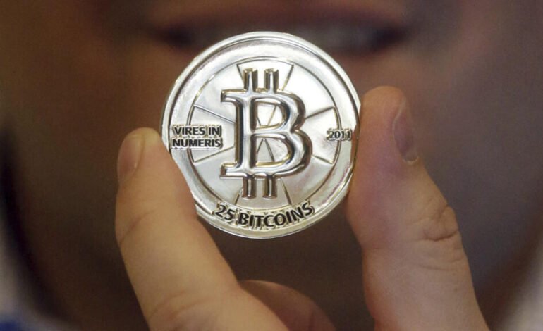 Bitcoin se desploma: pierde casi la mitad de su valor y se aleja de su techo de USD 130.000