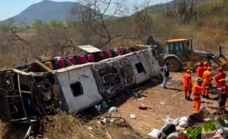 BRASIL: Al menos 15 muertos al volcarse un autobús en el este