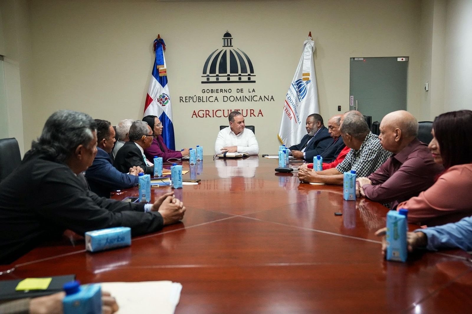 Comerciantes niegan escasez carne de pollo y huevos en RD