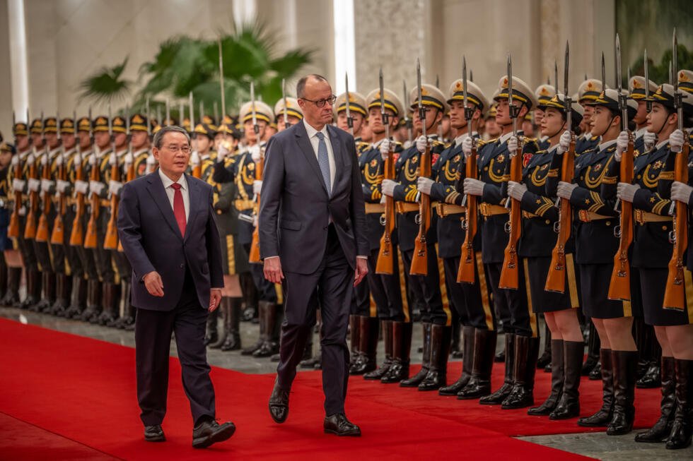 El canciller alemán Friedrich Merz inspecciona la guardia de honor junto al primer ministro chino Li Qiang en el Gran Salón del Pueblo de Pekín el 25 de febrero de 2026