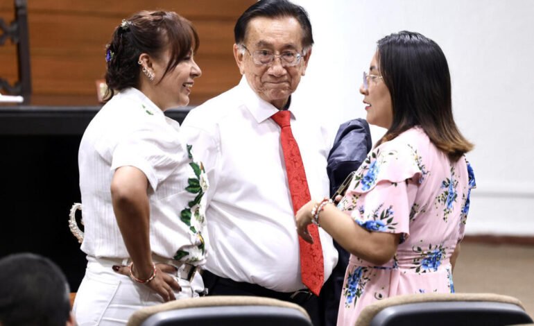 De derecha a izquierda: José María Balcázar, de 83 años, será el nuevo presidente interino de Perú