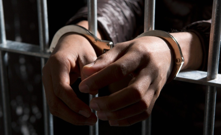 Dictan prisión contra una pareja quemó mano a niña de 10 años