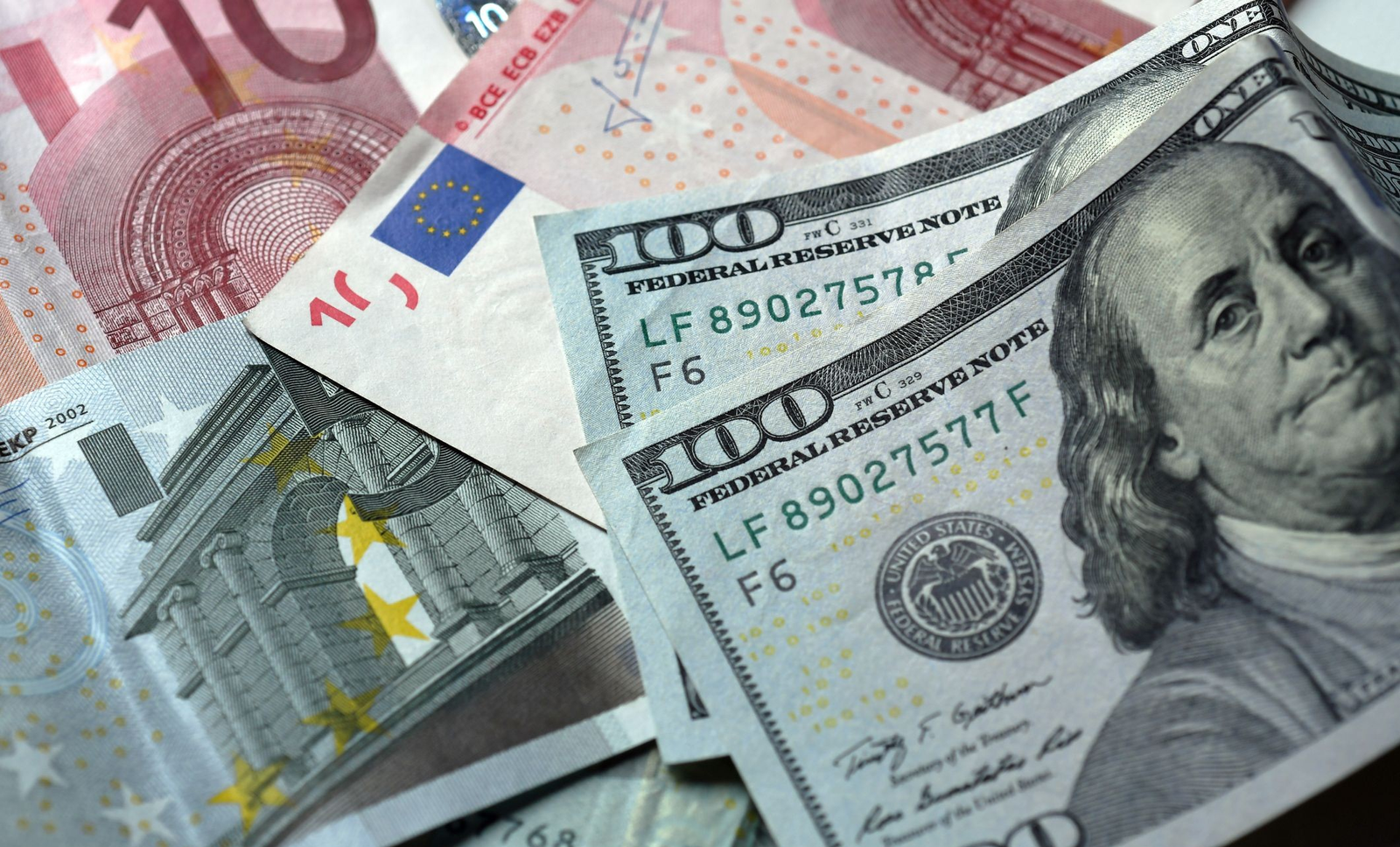 Dólar bajó 21 cts y el euro 2; eran vendidos $62.96 y $76.78