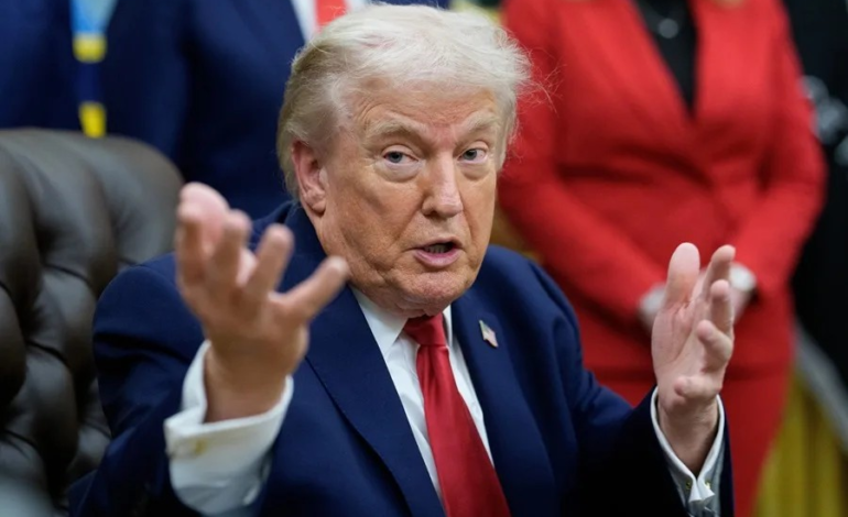 Donald Trump dice que subirá nuevo arancel global a un 15 %