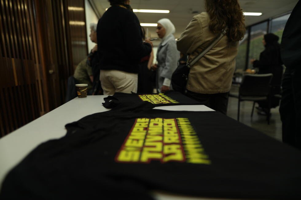 Camisetas con el lema de un colectivo madres buscadoras de Medellín que dice “las cuchas siempre tuvimos la razón”, durante un evento de familiares de víctimas de desaparición forzada de Siria y Colombia en el Centro Memoria y Paz de Bogotá, el 12 de febrero de 2026