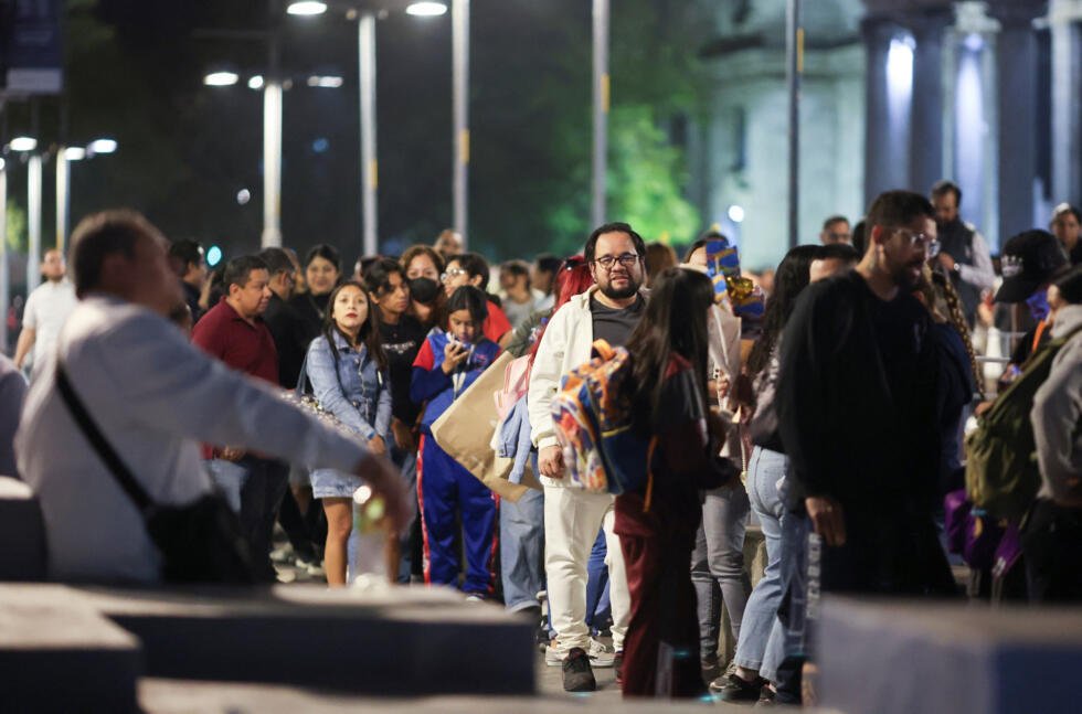 La gente espera recibir la vacuna contra el sarampión fuera del Palacio de Bellas Artes, mientras las autoridades sanitarias de México lanzan campañas para frenar el aumento de casos. Ciudad de México, 13 de febrero de 2026.