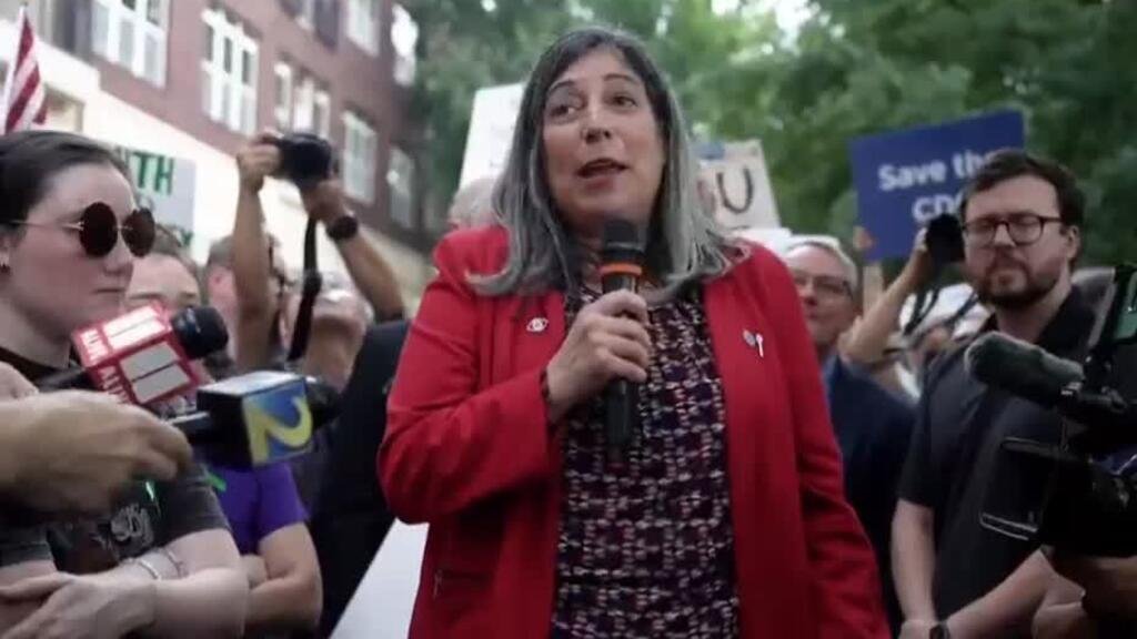 Trump destituye a la directora de los CDC tras enfrentamiento por las vacunas