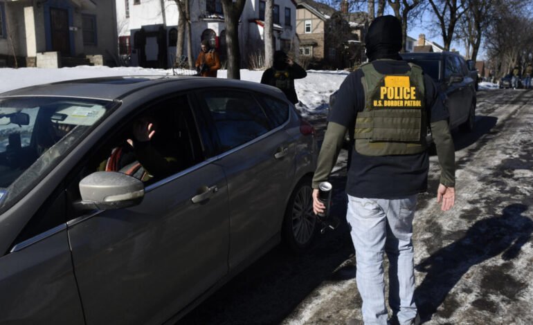 EE. UU. ordena reinspección y posible detención de refugiados un año después de su llegada