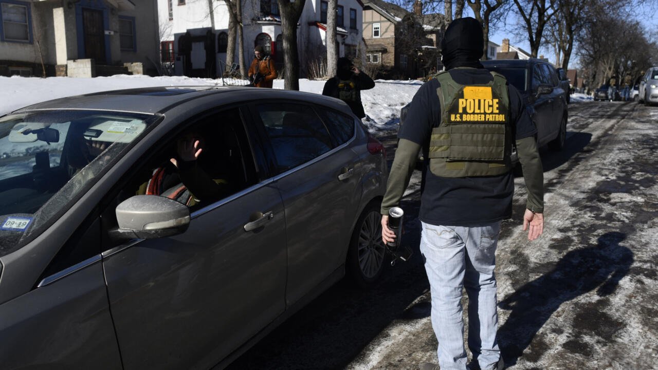 EE. UU. ordena reinspección y posible detención de refugiados un año después de su llegada