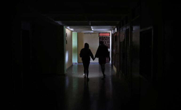 El 53% de Cuba sufre apagones. mientras el Gobierno promete resistencia y diálogo con EE. UU.