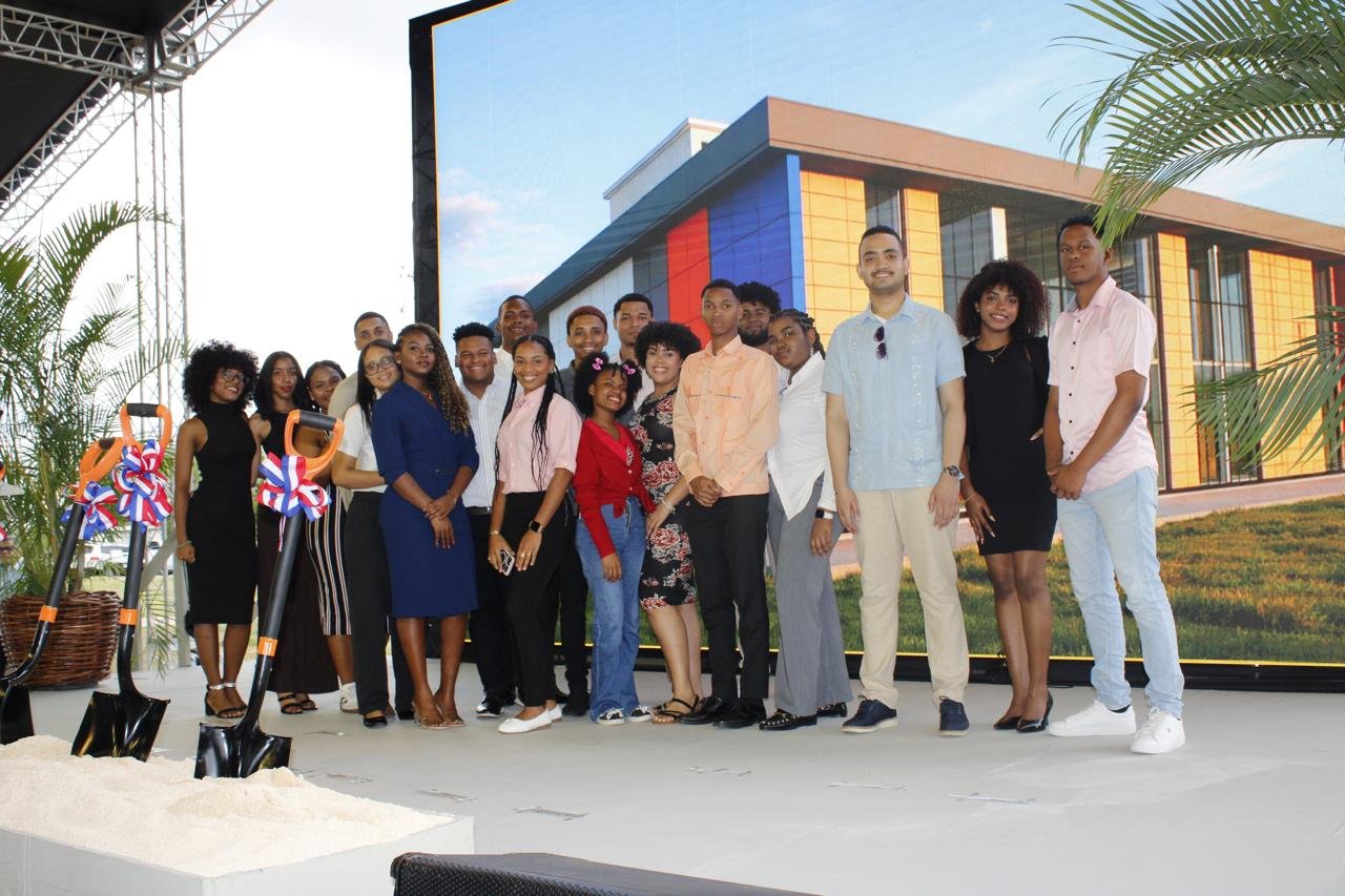 El Clúster Turístico La Romana Bayahibe celebra el primer picazo del Centro Gastronómico de UNIROMANA como hito estratégico para la competitividad del destino 