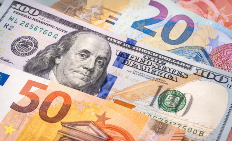 El dólar bajó 30 cts y el euro 25, eran vendidos a $60.91 y $74.39