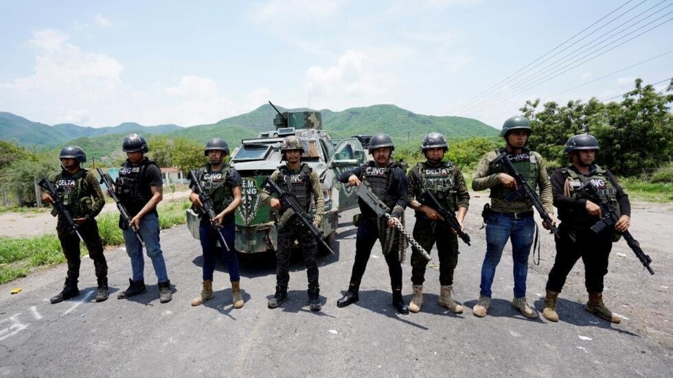 Miembros del Cártel Jalisco Nueva Generación (CJNG), liderado por Nemesio Oseguera, conocido como "El Mencho", posan para una foto en un lugar no revelado en el estado de Michoacán, México , el 1 de julio de 2021.