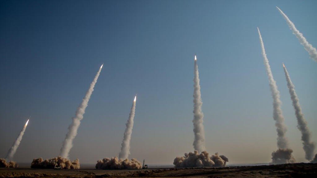 Irán realiza ejercicios militares con misiles balísticos y drones en el desierto central del país, en una foto de archivo de la Guardia Revolucionaria de Irán del 15 de enero de 2021.