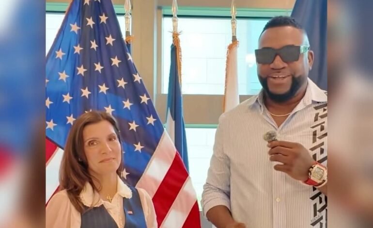 Embajadora de EEUU recibe al expelotero de GL David Ortiz