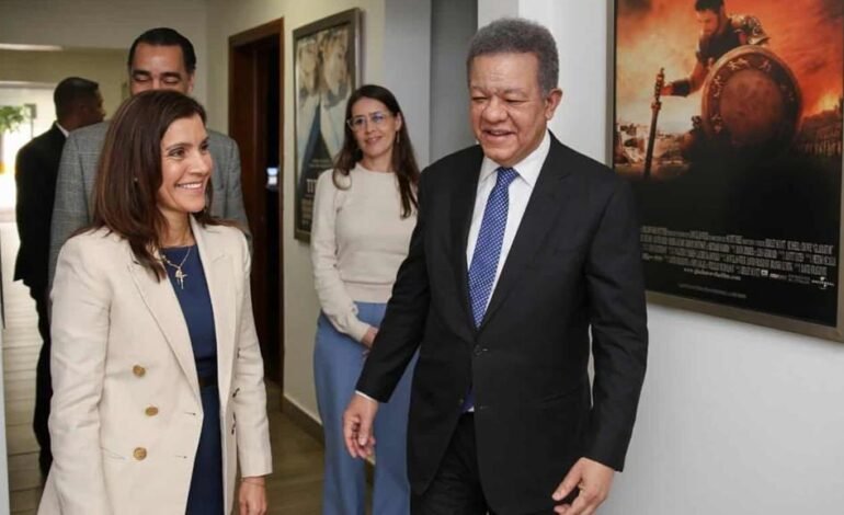 Embajadora de EEUU visita al expresidente Leonel Fernández