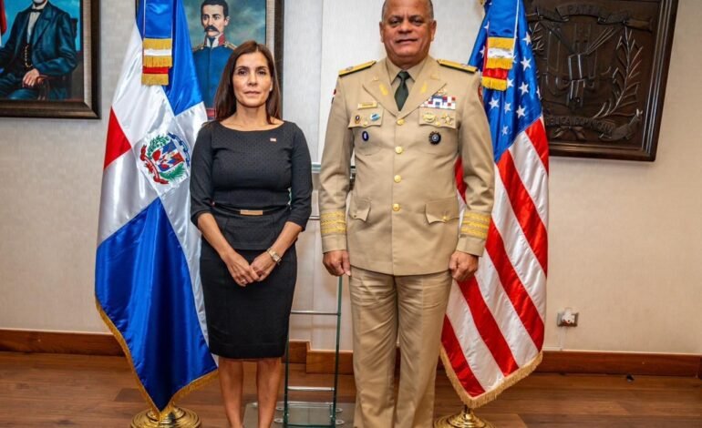 Embajadora de Estados Unidos visita al Ministro de Defensa RD