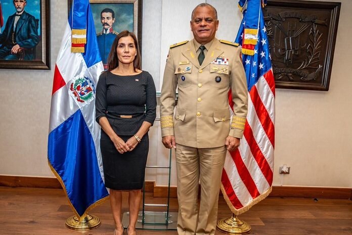 Embajadora de los Estados Unidos realiza visita oficial al ministro de Defensa