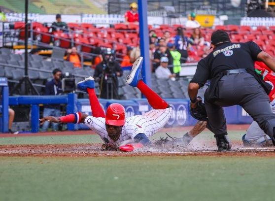En fiesta de palos, Leones de RD van semifinales Serie del Caribe