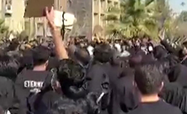 En Irán, estudiantes universitarios reavivan las protestas con consignas antigubernamentales