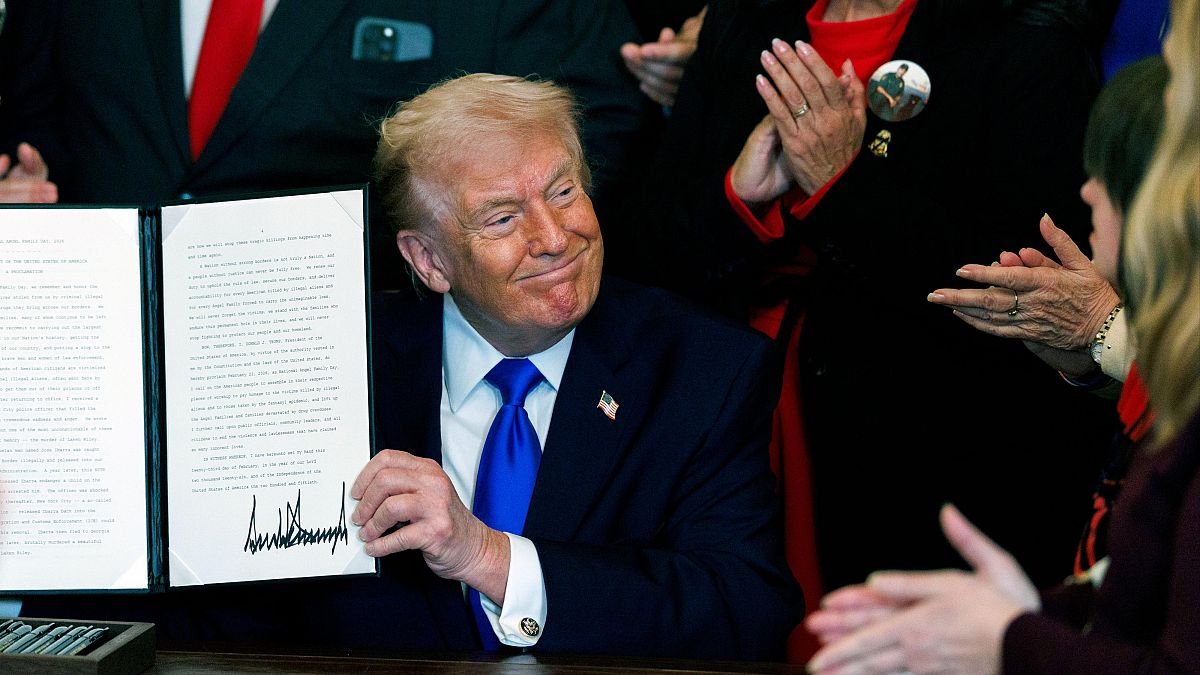 Entra en vigor el nuevo arancel global 15% impuesto por Trump