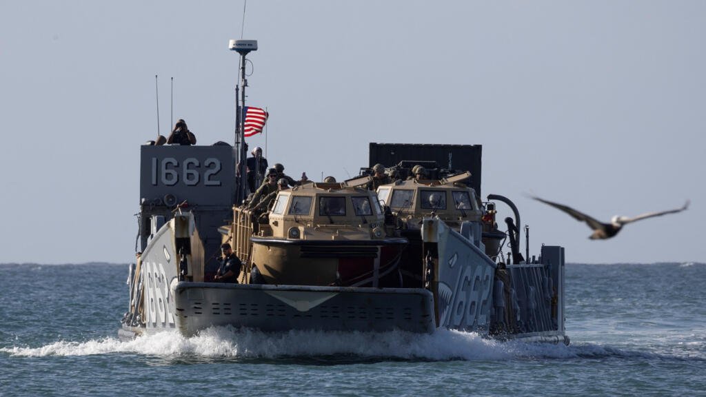 Una lancha de desembarco de la Marina de los EE. UU. (LCU-1662) se acerca a la costa mientras se realizan movimientos militares en la playa de Arroyo, Puerto Rico, el 5 de diciembre de 2025.
