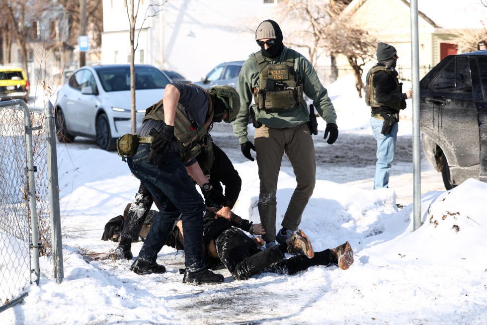 Agentes federales de Inmigración detienen a un manifestante en Minneapolis, Minnesota, el 3 de febrero de 2026.