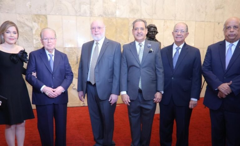 Entregan a Pedro Vergés el Premio Nacional de Literatura