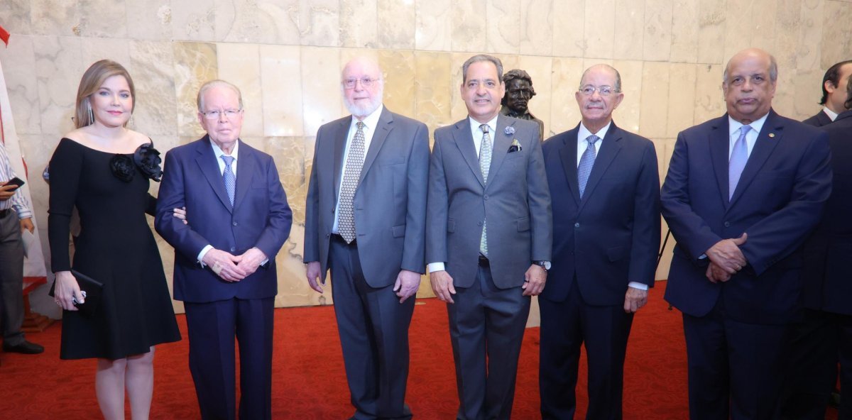 Entregan a Pedro Vergés el Premio Nacional de Literatura